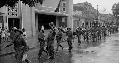 Hình ảnh "Lớp lớp đoàn quân tiến về" tiếp quản Thủ đô 10-10-1954