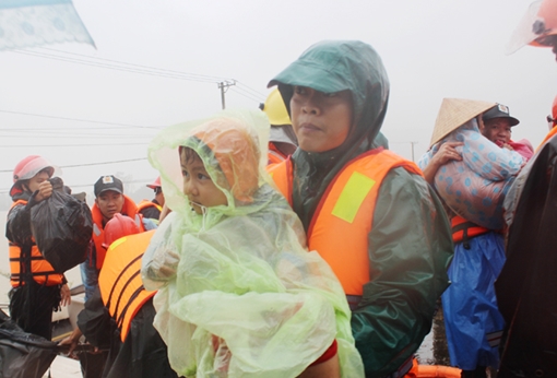 Hàng trăm cán bộ chiến sĩ Công an bám địa bàn, giúp dân trong mưa to, gió lớn