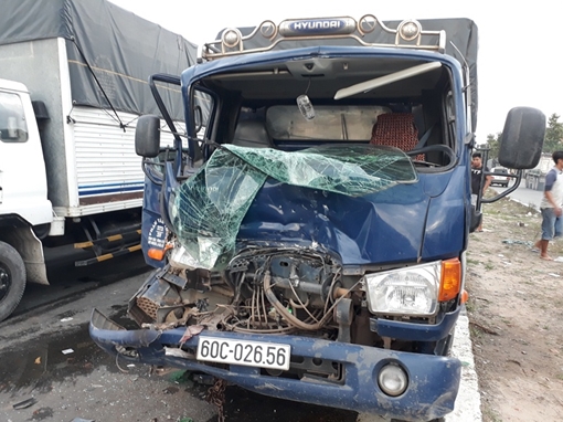 Xe tải dừng đèn đỏ bị “húc” gây tai nạn liên hoàn, nhiều người thoát chết