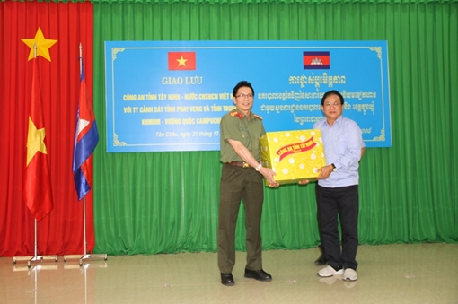 Công an Tây Ninh giao lưu với Ty Cảnh sát Tboung Khmum và Pray Veng