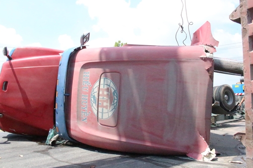 Thùng container “bay” xuống đường, hai người thoát chết