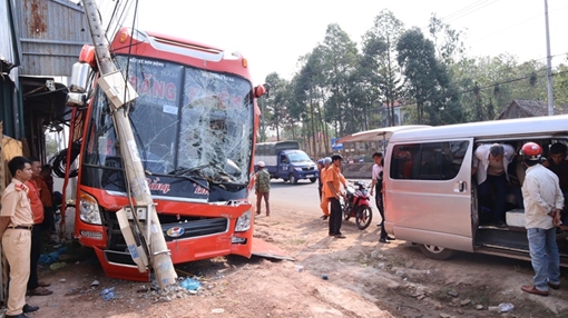 Xe khách gặp tai nạn, hơn 20 hành khách thoát chết