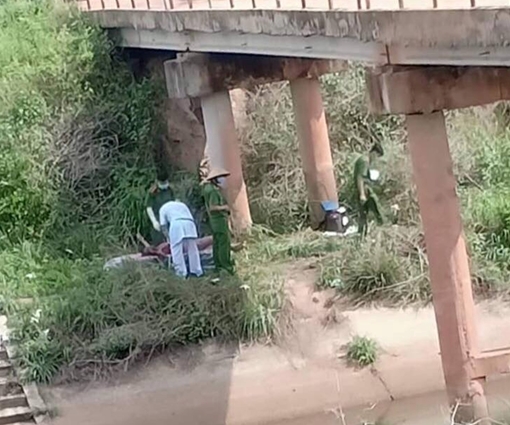 Thi thể người phụ nữ tử vong trôi kênh