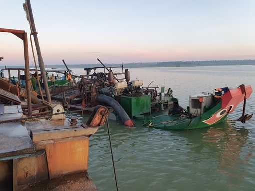Bắt 2 tàu hút trộm cát trong Hồ Dầu Tiếng