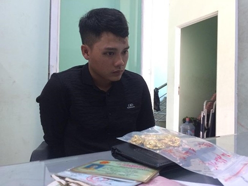 Bắt kẻ cướp giật tiệm vàng