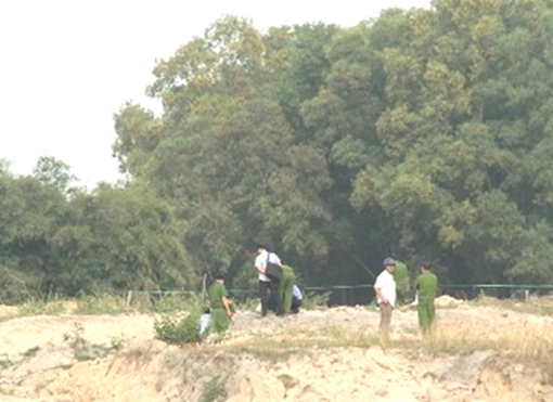 Nghi án thi thể cháy đen khu đất trống