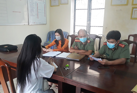 Bị nhắc nhở tụ tập đông người, cô gái lăng mạ tổ chống dịch