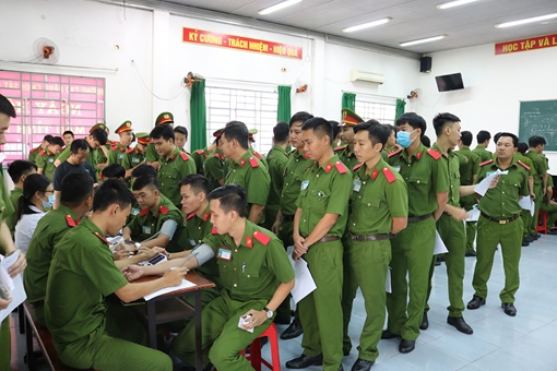 Hơn 350 giảng viên, học viên CSND hiến máu vì đồng đội thân yêu