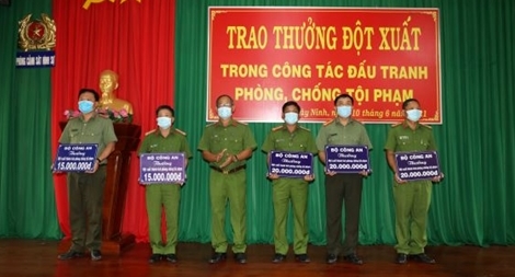 Bộ Công an khen thưởng các tập thể phá nhanh vụ giết người