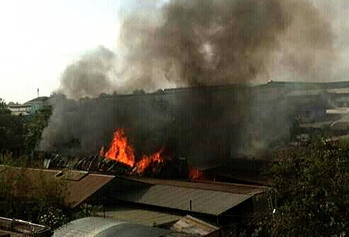  Cháy xưởng sơn PU, công nhân nháo nhào tháo chạy