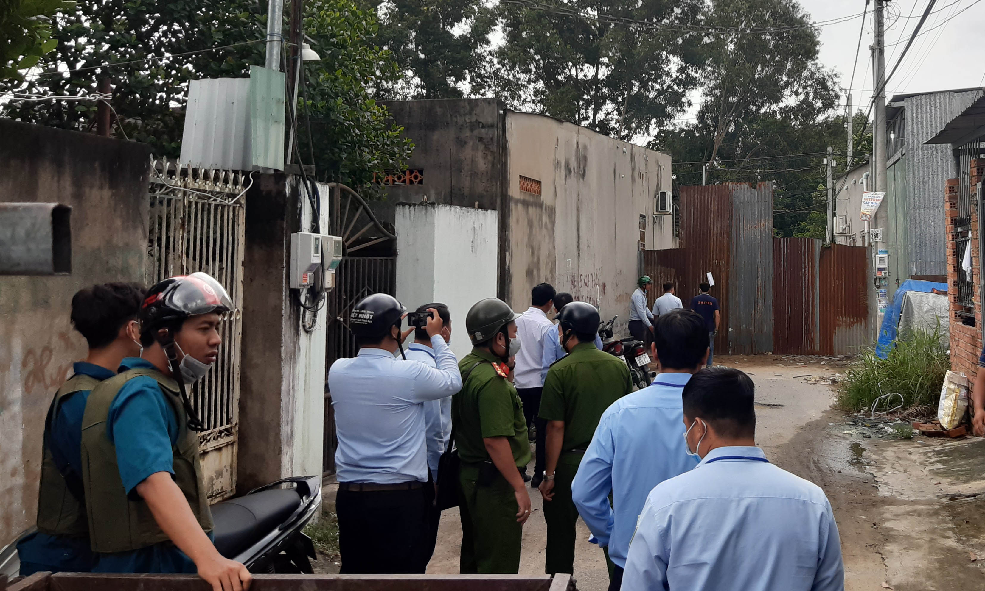 Cưỡng chế chủ công trình ngang nhiên rào bít hẻm lấy đất xây nhà 