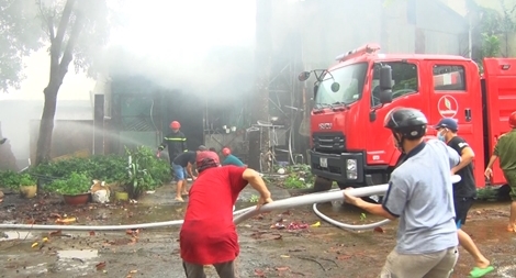 Cháy cửa hàng phụ tùng ô tô gần cây xăng