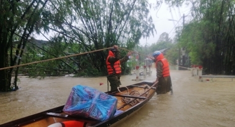 Những hình ảnh ấm lòng người dân cố đô trong đợt mưa lũ lịch sử
