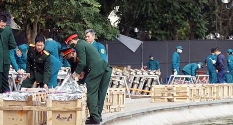 Cận cảnh trận địa pháo hoa bên Hồ Gươm chào năm mới 2021