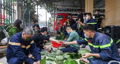 Lính cứu hỏa trổ tài gói bánh chưng