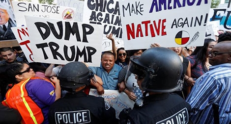 Ứng cử viên Donald Trump “thay ngựa”: Mất bò mới lo làm chuồng