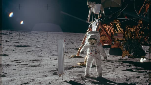 Những hình ảnh của phi hành gia Apollo không bao giờ làm ta mất đi sự tò mò và kinh ngạc của chúng ta về vũ trụ. Cùng chiêm ngưỡng những khoảnh khắc du hành vào không gian và trở thành những nhà thám hiểm vĩ đại nhất mọi thời đại.