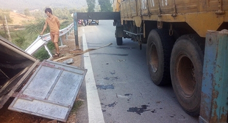 Đổ dốc đâm vào xe tải, 3 thanh niên thương vong