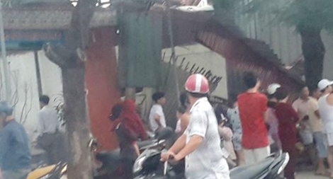 Tài xế container ngủ gật, xe đâm sập nhà dân