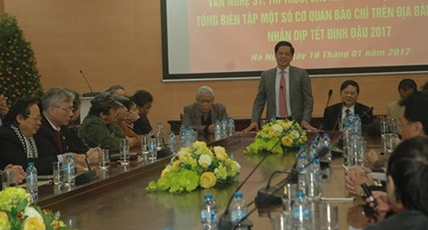 Công an Hà Nội gặp mặt văn nghệ sỹ nhân dịp Tết Nguyên đán Đinh Dậu