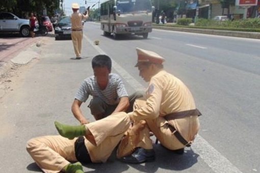 Thăm hỏi CSGT bị thương khi làm nhiệm vụ