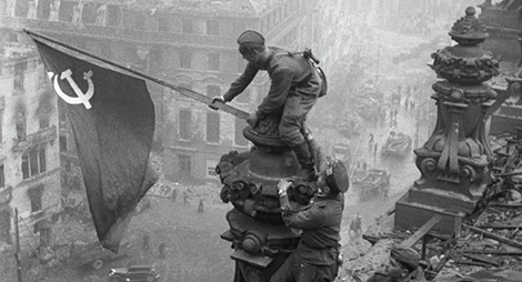Đường trường xương máu đã trải qua, nhưng những hình ảnh đầy hào hùng của cờ hồng quân Liên Xô vẫn còn sống động trong lòng người dân Việt Nam. Họ đã đánh dấu cho lịch sử chiến đấu của đất nước này. Hãy cùng chứng kiến những hình ảnh đó để tôn vinh lòng tự hào dân tộc!