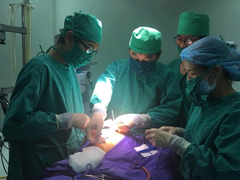 Ca ghép sọ não giành lại sự sống cho bé trai hơn một tháng tuổi