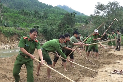 Tuổi trẻ Công an giúp dân phục hồi sản xuất sau lũ