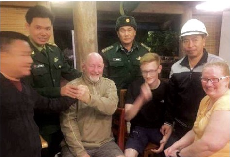 Giải cứu du khách nước ngoài bị rơi xuống khe núi ngoài đảo Cát Bà