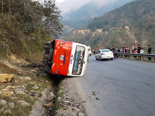 Xe khách gặp nạn trên đường Lào Cai - Sa Pa