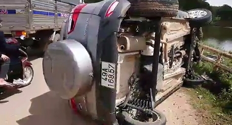 Nữ tài xế suýt lao xe hơi xuống hồ Than Thở