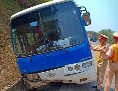 36 người may mắn thoát nạn khi xe khách mất phanh trên đèo Pha Đin
