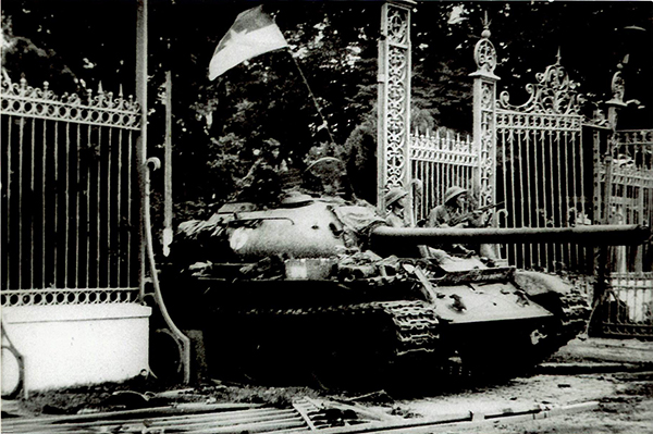 Những người lính thầm lặng trong bức ảnh lịch sử chiếc xe tăng ...