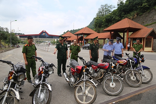 Bàn giao xe môtô nhập lậu cho Công an tỉnh Quảng Tây (Trung Quốc)