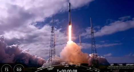 SpaceX tiếp tục phóng vệ tinh cung cấp Internet tốc độ cao