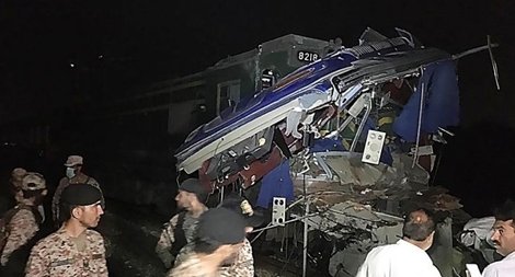 Tàu hỏa đâm xe buýt, ít nhất 18 người thiệt mạng