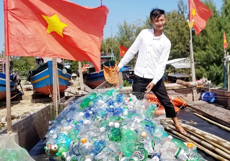 Ngư dân trẻ ra biển vớt rác thải
