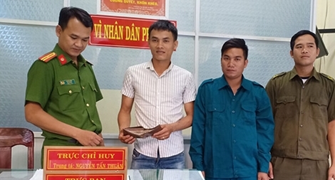 Hai cán bộ xã nhặt được của rơi trao trả cho người bị mất