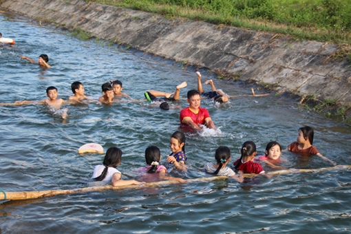 Thầy giáo dạy bơi miễn phí cho trẻ nhỏ quê nghèo