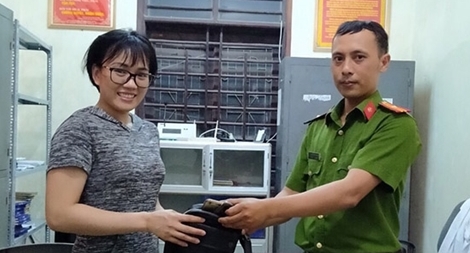 Trao trả tài sản trị giá gần 30 triệu đồng cho nữ du khách