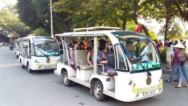 Hà Nội khai trương tuyến xe buýt điện đầu tiên  VnExpress