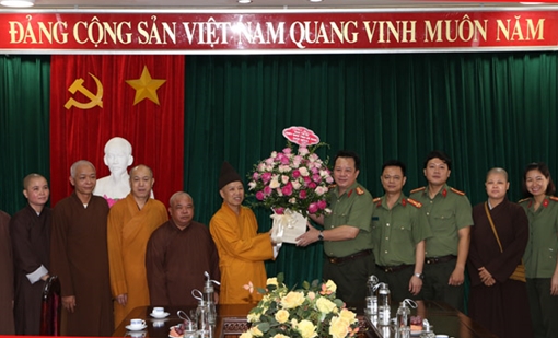 Thăm, chúc mừng CBCS Công an Hà Nam nhân kỷ niệm Ngày truyền thống