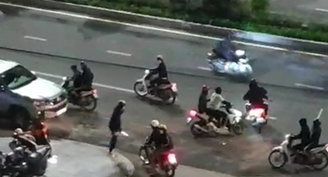 Hoảng vía nhìn cảnh nhóm thanh niên dùng hung khí chặt chém xe máy 