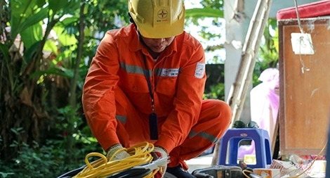 EVNHANOI sửa chữa, lắp đặt hệ thống điện cho 100% hộ nghèo huyện Thanh Oai