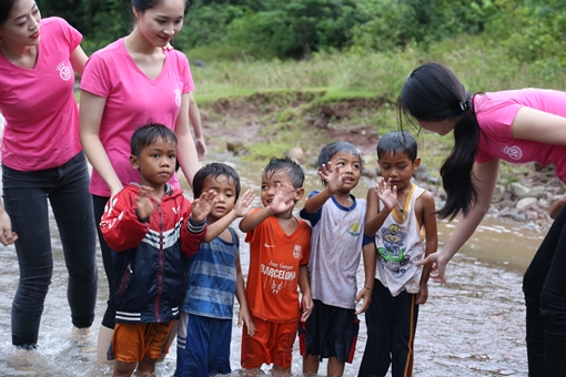 Thí sinh Hoa hậu Việt Nam 2018 lội suối vẽ giấc mơ “Mang nước sạch về bản làng”