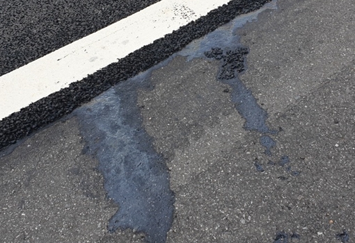 Vệt dầu loang bất thường trên cao tốc Đà Nẵng – Quảng Ngãi