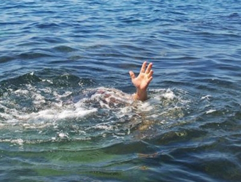 2 học sinh bị sóng cuốn mất tích khi tắm biển 