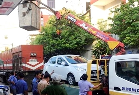 Ngang nhiên đỗ xế hộp trên đường sắt để... vào nhà ngủ 