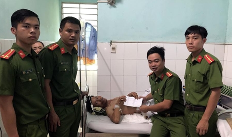 Cảnh Sát PCCC Đà Nẵng hỗ trợ người công nhân bị tai nạn lao động 