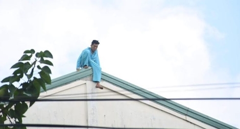 Đang hồi sức cấp cứu, bệnh nhân lên cơn "ngáo" trèo lên nóc BV hò hét